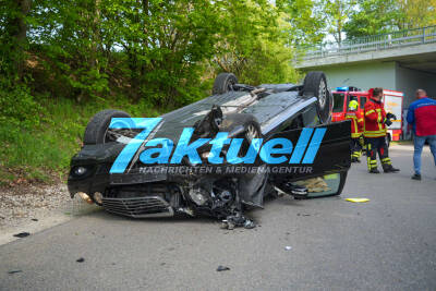Kurioser Unfall / 87-Jähriger schwer verletzt: 80-Jähriger fährt zunächst Schrittgeschwindigkeit und kommt dann von der Straße ab - Frontalcrash gegen Baum nach 25 Metern