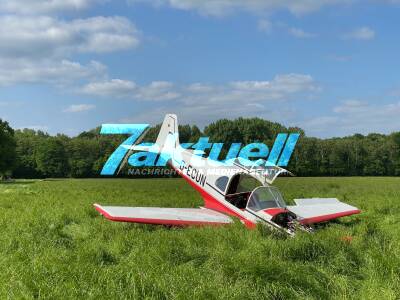 Flugzeug stürzt in Feld hinter einem Bauernhof - Notlandung eines Kleinflugzeugs