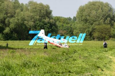 Flugzeug stürzt in Feld hinter einem Bauernhof - Notlandung eines Kleinflugzeugs