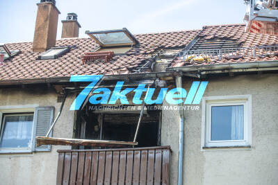 Balkonbrand in Mehrfamilienhaus greift auf Dachstuhl über - Bewohner stehen vor dem Nichts - Katzen gerettet