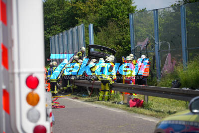 Schwerer SUV fliegt von Autobahn, crasht gegen Lärmschutzwand und bleibt über Brückengeländer hängen - 170 000 EUR Schaden