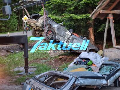 19-Jährige missachtet Vorfahrt - ihr Subaru wird mit Beifahrerseite gegen Baum geschleudert - 3 Schwerstverletzte - 2 Rettungshubschrauber im Einsatz