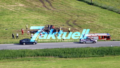 Zwei Tote: Flugzeug stürzt 200m neben B311 in Feld und geht in Flammen auf - Ultraleicht-Flugzeug aus Deutschland