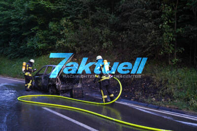PKW fängt während der Fahrt Feuer 