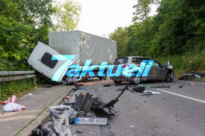 Tödlicher Frontalcrash - PKW Fahrer stirbt im Unfallwrack - Lastwagenfahrer mit Rettungshubschrauber in Klinik geflogen
