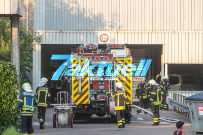 Brand im Mercedeswerk Waiblingen - Rauch dringt aus Werkshalle