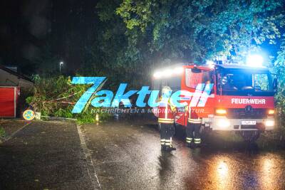 Unwetter zieht durch Süddeutschland: Blitz löst Dachstuhlbrand aus, Bäume entwurzeln sich - Stundenlange Einsätze in der Nacht