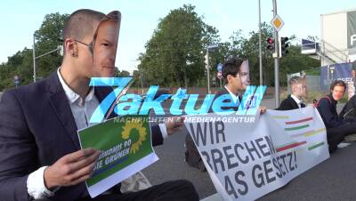 Klimaaktivisten legen Leipziger Bundesstraße lahm - Gesichter von Politikern als Maske - Exklusiv