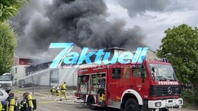 Millionenschaden bei Großbrand: Lagerhalle steht lichterloh in Vollbrand - schwarze Rauchwolke kilometerweit sichtbar - 