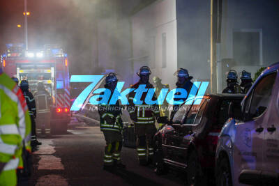Tiefgaragenbrand durch Holzkohlegrill verursacht? Mehrere PKWs verbrannt, hoher Sachschaden, Großeinsatz mit Evakuierung des Gebäudes