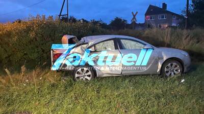 Schwere Kollision: Opel überschlägt sich nach Zusammenstoß mit Regionalzug an unbeschränktem Bahnübergang