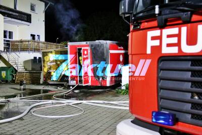 Imbisswagen brennt aus - 40.000€ Schaden - Nächtlicher Feuerwehreinsatz in Aspach