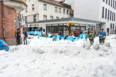 Meterhohe Hageldecke in Innenstadt - Schneepflüge und Feuerwehr im Einsatz - Fluss-Pegel stieg in fünf Minuten um 1,50m an - Neuer Hochwasserschutz verhinderte Schlimmeres - Ladeninhaber im O-Ton