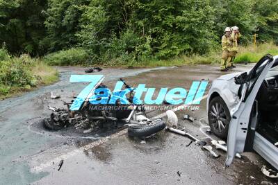 Tödlicher Motorradcrash: Zweiradfahrer beim Wenden von Fahrschul-Auto übersehen - Fahrer stirbt, Sozia lebensgefährlich verletzt