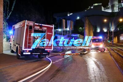 Feuer in Stuttgarter Recyclinghof - 350 Kubikmeter großer Restmüll-Abfallberg in Flammen - Feuerwehr die ganze Nacht im Großeinsatz