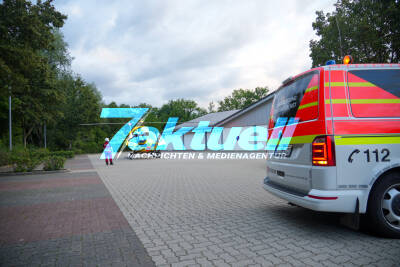 Schwerer Frontalcrash innerorts - Fahrer kommt von der Fahrbahn ab und kollidiert mit anderem PKW