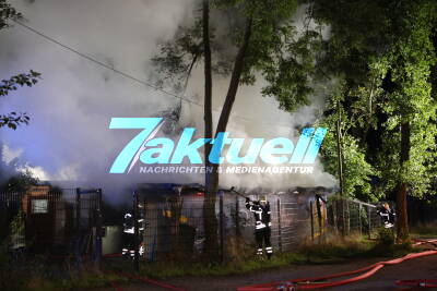 Vereinsgebäude von Minigolfanlage abgebrannt - Nächter Feuerwehreinsatz in Leipzig 