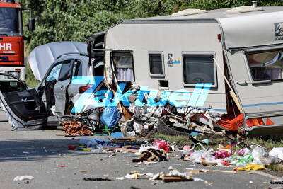 Unfallserie mit Wohnwagen-Gespannen im Berchtesgadener Land hält Rettungskräfte auf Trab - Kleinwagen wird von Wohnwagen-Reifen in die Luft geschleudert und überschlägt sich