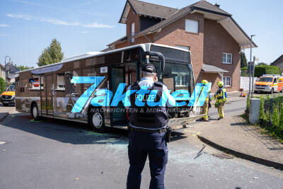 Voll besetzter Schulbus und Müllwagen stoßen zusammen - Bornheim-Walberberg