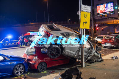 Audi RS Q3 hebt ab und landet auf Twingo-Dach - 10 Fahrzeuge bei Massenkarambolage beschädigt - Mit überhöhter Geschwindigkeit rote Ampel missachtet - Verdacht auf illegales Straßenrennen - Mit Polizei-O-Ton