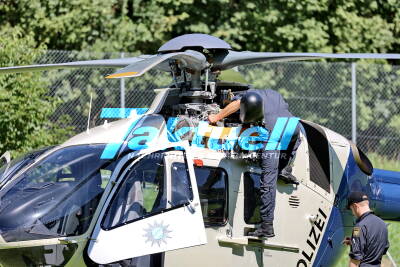 Polizeihubschrauber muss auf Sportplatz nach Bergung abgestellt und Techniker eingeflogen werden - Edelweiß 8 nach Bergungsmission am Hochhalter aufgrund von Getriebeproblemen außer Betrieb