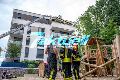Personen meldeten massiven Brand in einem Penthouse - Feuerwehr mit vielen Kräften in Stuttgart-Feuerbach
