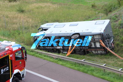 Wohnmobil verunglückt auf Autobahn und kippt um - Unfall auf A14 am Schkeuditzer Kreuz
