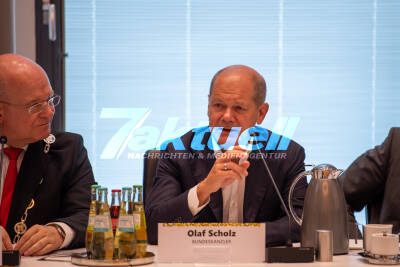 Bundeskanzler Scholz im Gespräch mit den Bürgermeisterinnen und Bürgermeistern der Anrainerkommunen im Rheinischen Revier am 22. August 2023 in Düren