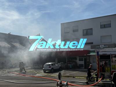 Elektromarkt steht lichterloh in Flammen - Starke Rauchentwicklung bei Feuer in Elektromarkt - Wohnungen evakuiert, Straßen voll gesperrt
