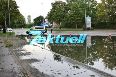 Schwere Unwetter im Rems-Murr Kreis - Straßen überflutet, Bahn durch umgestürzte Bäume blockiert - Zug erreicht letztlich beschädigt den nächsten Bahnhof