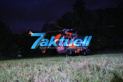 Mann bei Unwetter vom Baum im Wald getroffen - Große Rettungsaktion mit 2 Hubschraubern angelaufen - doch dann wurde der Verletzte mit einem Privat-PKW aus dem Wald gebracht