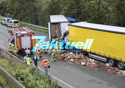Tödlicher Autobahn-Unfall am Stauende mit zwei LKW - Tomatenkisten auf der Autobahn - Vollsperrung