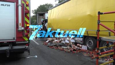 Tödlicher Autobahn-Unfall am Stauende mit zwei LKW - Tomatenkisten auf der Autobahn - Vollsperrung