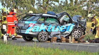 Fußballspieler (26) rast nach Überholmanöver auf Alleenstraße gegen Baum - Feuerwehr befreit schwerst eingeklemmten Führerscheinneuling - Zwei Notärzte und Zivilschutz-Hubschrauber im Einsatz