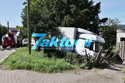 Gesundheitliche Probleme am Steuer - Lastwagen kracht in Vorgarten - Verfehlt Haus nur um Zentimeter - Fahrer im Krankenhaus