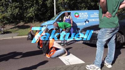 Klebeaktion der letzten Generation in Halle (Saale) - Autofahrer kochen vor Wut