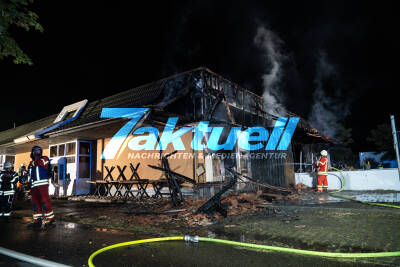 Steakhaus im Vollbrand - Millionenschaden - Gebäude einsturzgefährdet - Großeinsatz für Feuerwehr und Rettungsdienst