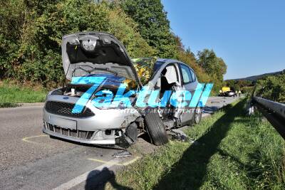Crash bei Überholmanöver - Feuerwehr muss 79-Jährigen aus deformiertem PKW befreien - 4 Leichtverletzte