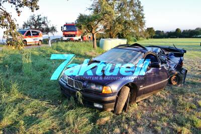 BMW kracht gegen Baum - Fahrzeug in Feld geschleudert - Fahrer schwerstverletzt mit Hubschrauber abtransportiert