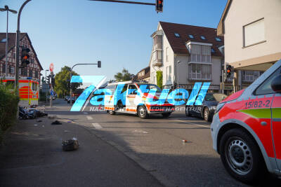 Motorradfahrer wird bei sturz schwer verletzt -  stürzt alleinbeteiligt und fährt auf Gehweg 