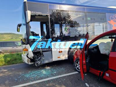 Missglücktes Überholmanöver PKW kracht in Bus