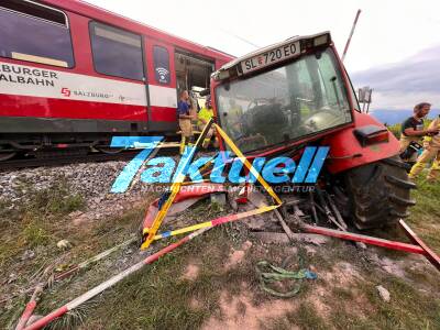 Kollision Traktor mit Salzburger Lokalbahn - Traktorfahrer schwer verletzt, ist selbst Mitglied der Feuerwehr - Schulklasse an Board