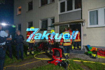 Hilfeschreie auf Balkonen und Fenstern: Brand in Mehrfamilienhaus - Kinderwagen im Treppenhaus brennt und sorgt für Verrauchung - 11 Personen druch Feuerwehr gerettet - Mann verletzt
