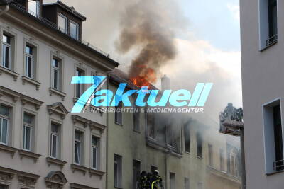 Angst vor Flammen: Frau spring aus Verzweiflung 8m in die Tiefe! Flammen schlagen aus Dachfenster (on Tape) - Wohnhaus in Leipzig in Flammen - Zwei Verletzte ins Krankenhaus - Großeinsatz!