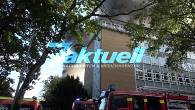 Asbest-Gefahr! Einsatzkräfte werden dekontaminiert - Ehemalige Klassen-Container brennen am Berufskolleg - weit sichtbare Rauchentwicklung