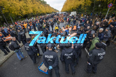 Rund 100 Klima-Kleber kleben sich bei Massenbesetzung auf Straße des 17. Juni fest - „Letzte Generation“ spricht von bisher größtem Protest