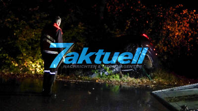 PKW landet in Marl im Gebüsch auf dem Dach - 1 Verletzter - Aquaplaning