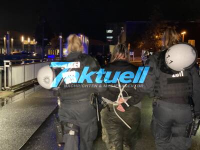 Krawallnacht in Marl - Polizisten mit Böller beworfen - Rund 100 Jugendliche an Marl Mitte -Eine Frau in Gewahrsam -Junge Dame verletzt und ausgeraubt - 2 Messer und Pyrotechnik sichergestellt 