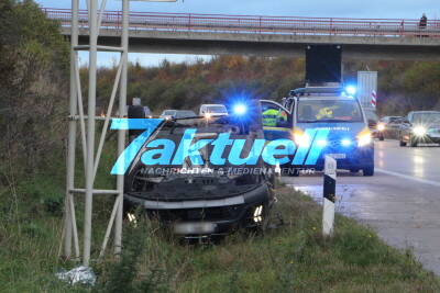 Auto überschlägt sich auf A38 bei Leipzig nach Ausfallmanöver - Autofahrer überschlägt sich im Straßengraben - Zwei Verletzte