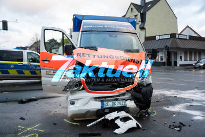 Rettungswagen bei Kreuzungscrash schwer beschädigt - 2 Leichtverletzte bei Einsatzfahrt